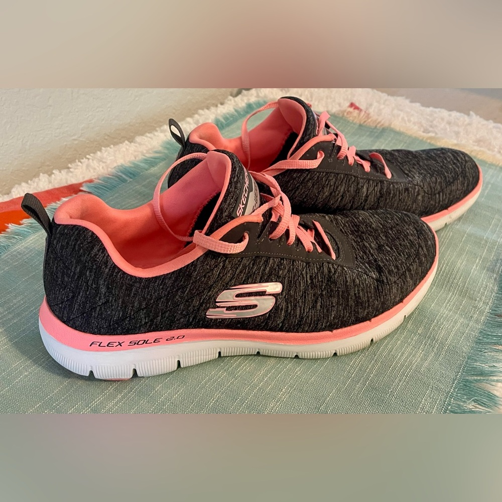 Skechers Air Cooled Memory Foam Sneakers Size 9. EUC